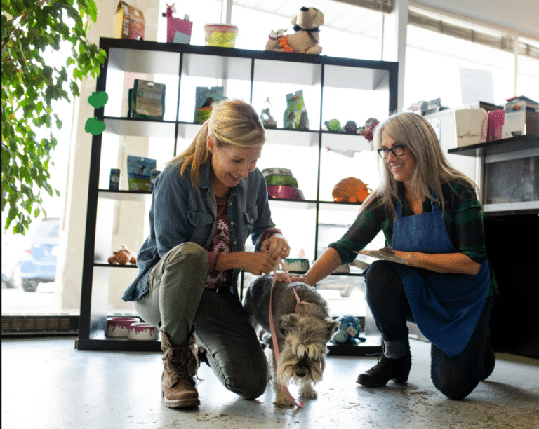 Dependientas atendiendo a un cliente con su perro en una tienda de mascotas